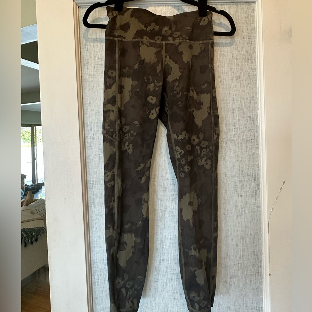 Vuori 7/8 pocket leggings camo